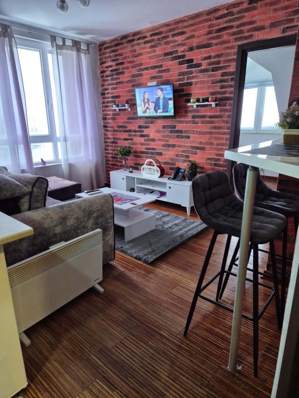 TV and multimedia, Kitchen or kitchenette, Living room, Seating area