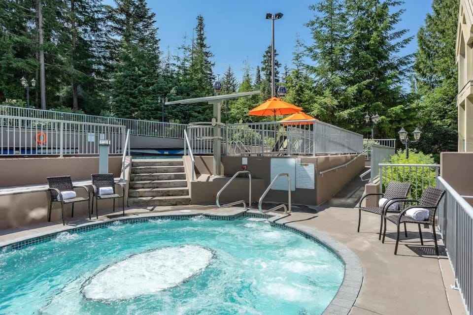 Woodrun Lodge 417 | Ski-In Ski-Out, Pool, Hot Tub, Free Parking House in Whistler