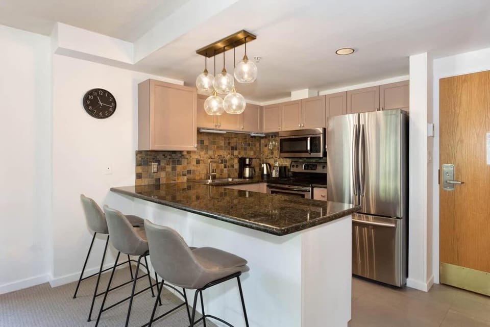 Woodrun Lodge 417 | Ski-In Ski-Out, Pool, Hot Tub, Free Parking House in Whistler