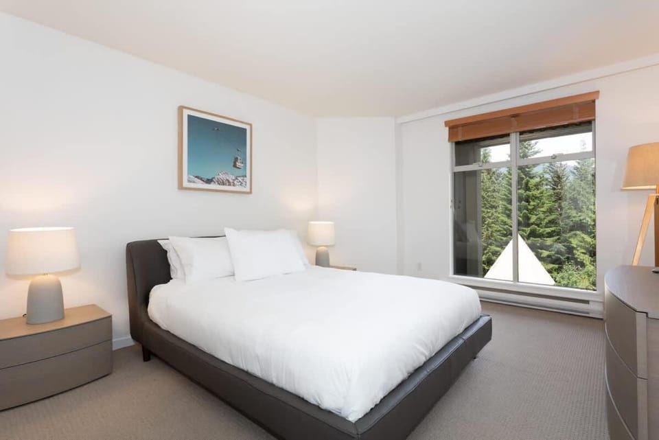 Woodrun Lodge 417 | Ski-In Ski-Out, Pool, Hot Tub, Free Parking House in Whistler