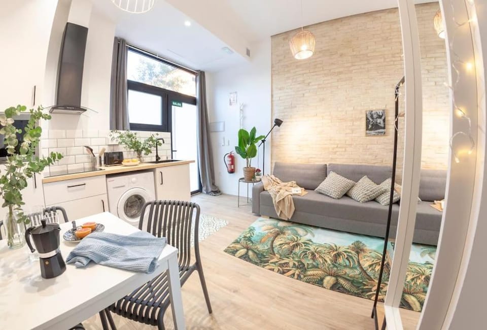 AL5 Seaside Bliss-stylish loft steps from Malvarrosa Apartment in Valencia