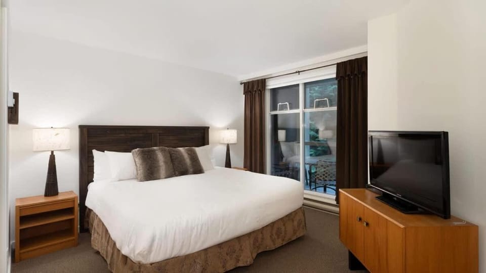 Woodrun Lodge 414 | Cozy Ski-In Ski-Out Condo w/ Shared Hot Tub, Pool, Fireplace, & Parking House in Whistler
