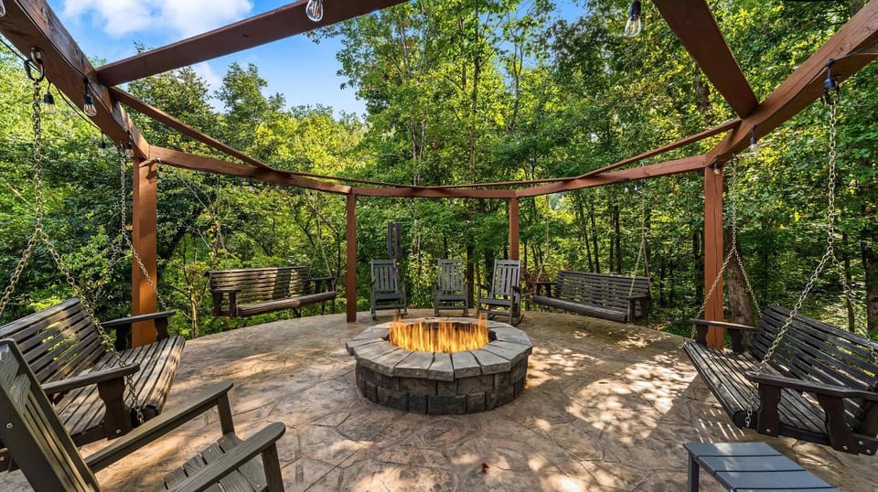 Its Got it All Yall - Pool, Theater, Arcade, Fire Place, Firepit, Hot Tub House in Pigeon Forge