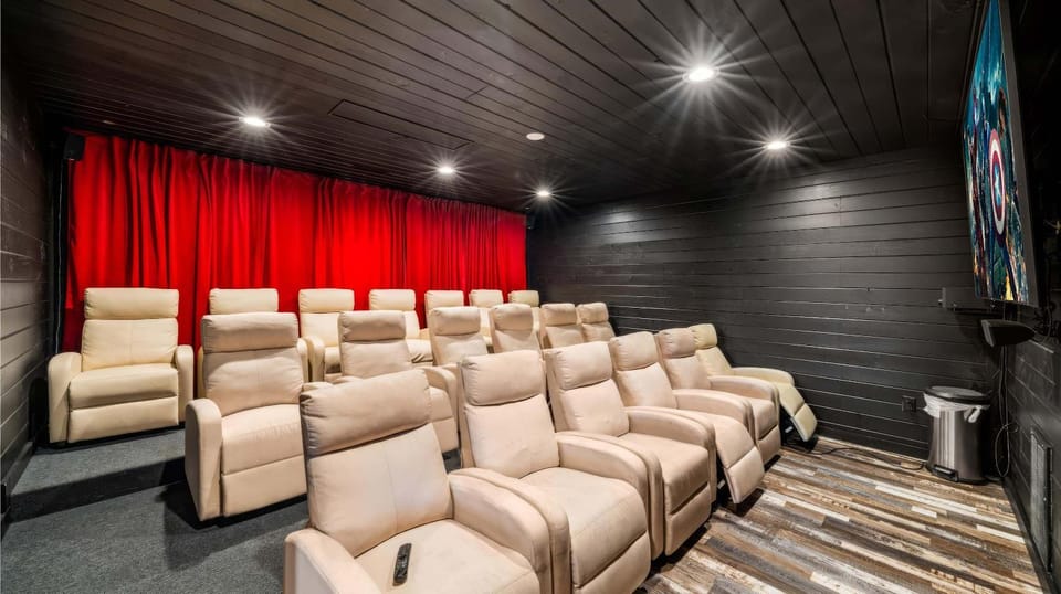 Its Got it All Yall - Pool, Theater, Arcade, Fire Place, Firepit, Hot Tub House in Pigeon Forge