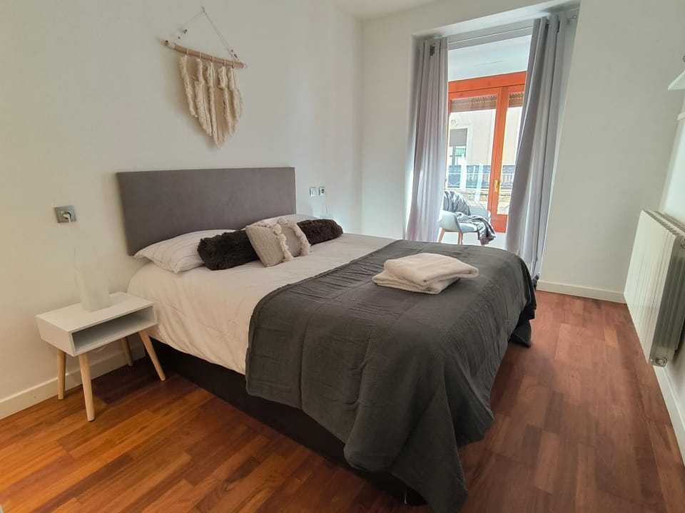Photo of the whole room, Bedroom, towels