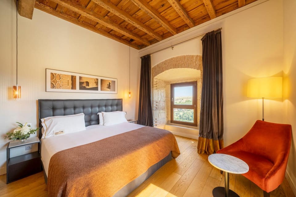 Photo of the whole room, Decorative detail, Bedroom