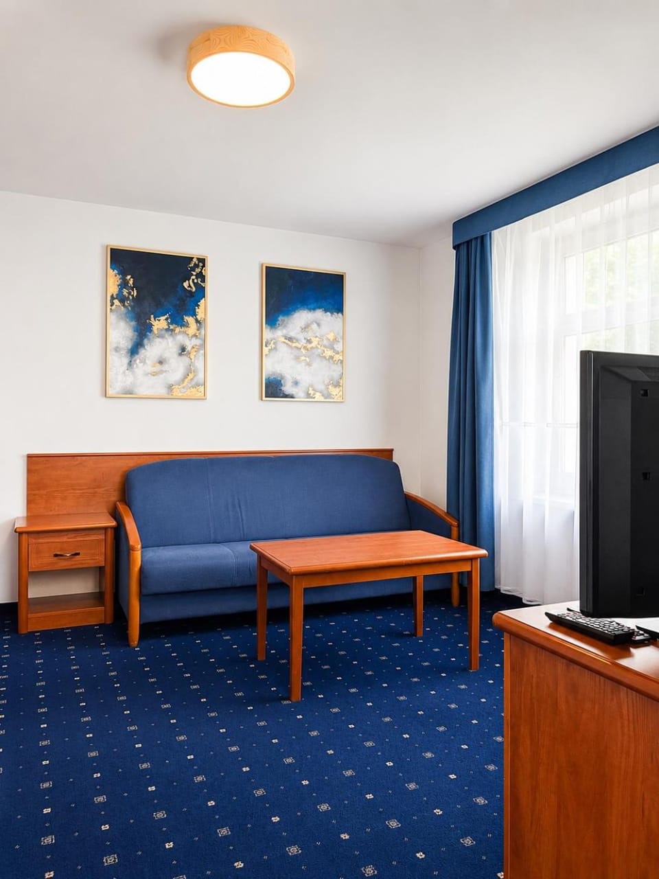TV and multimedia, Living room, Photo of the whole room, Seating area, Evening entertainment