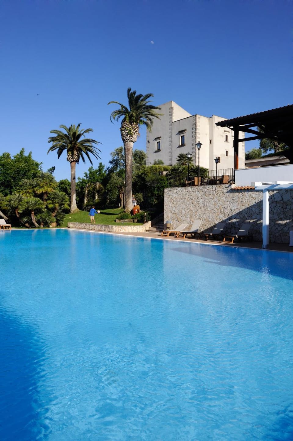 Property building, Swimming pool, sunbed