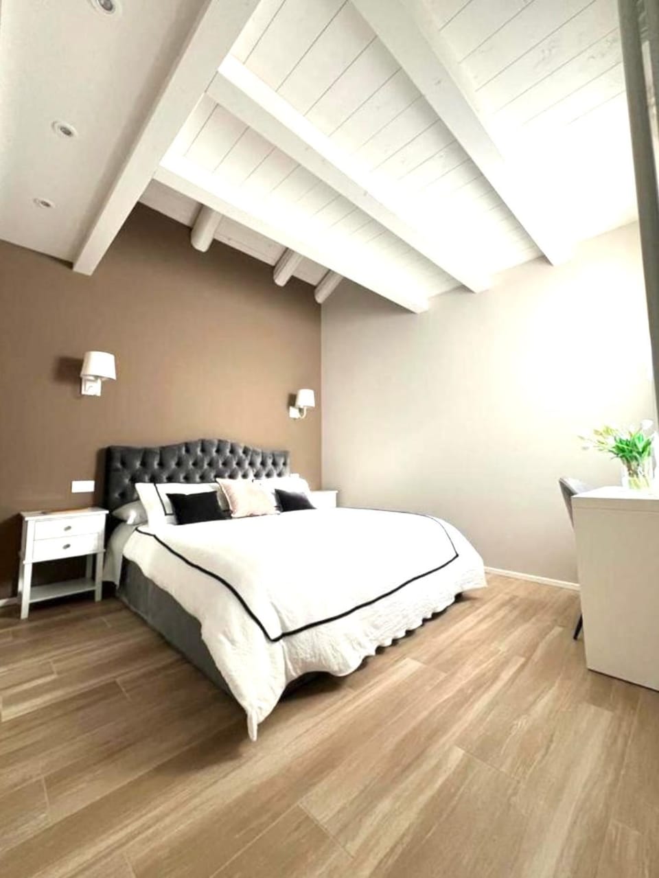 Photo of the whole room, Bedroom