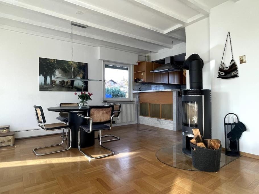 TV and multimedia, Kitchen or kitchenette, Living room, Dining area, flat iron