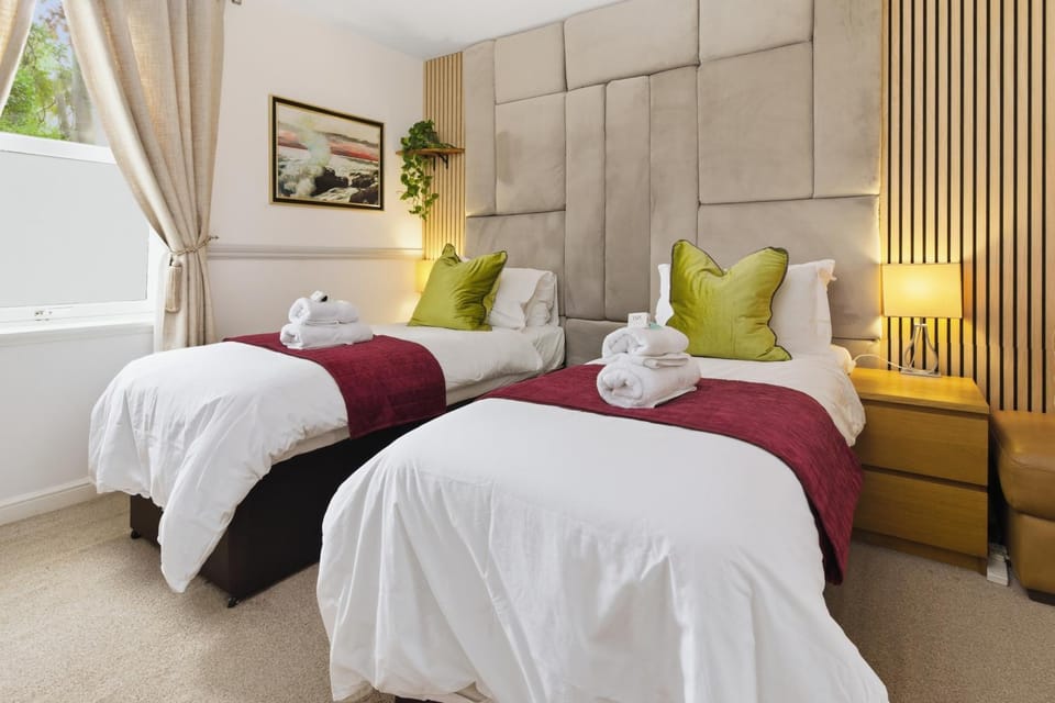 Bed, Bedroom, City view, City view, towels, wardrobe