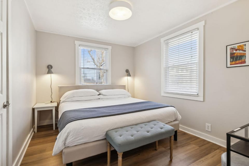 Photo of the whole room, Bedroom