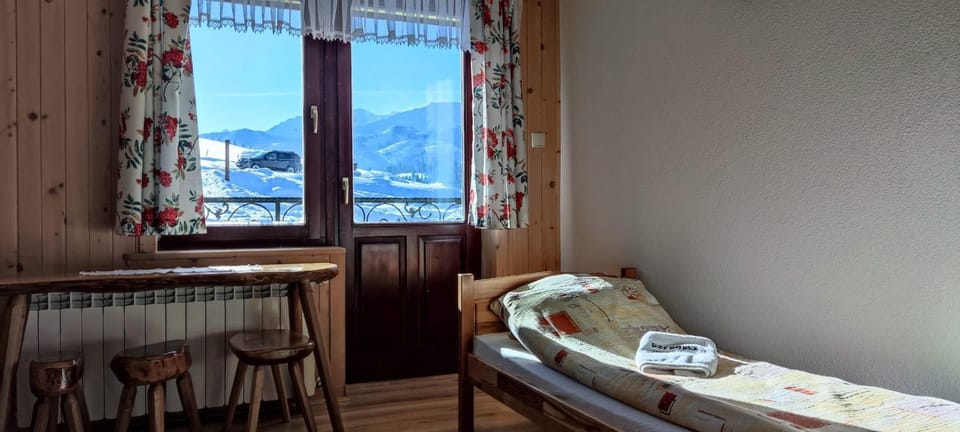 Bed, Natural landscape, Photo of the whole room, Bedroom, Mountain view