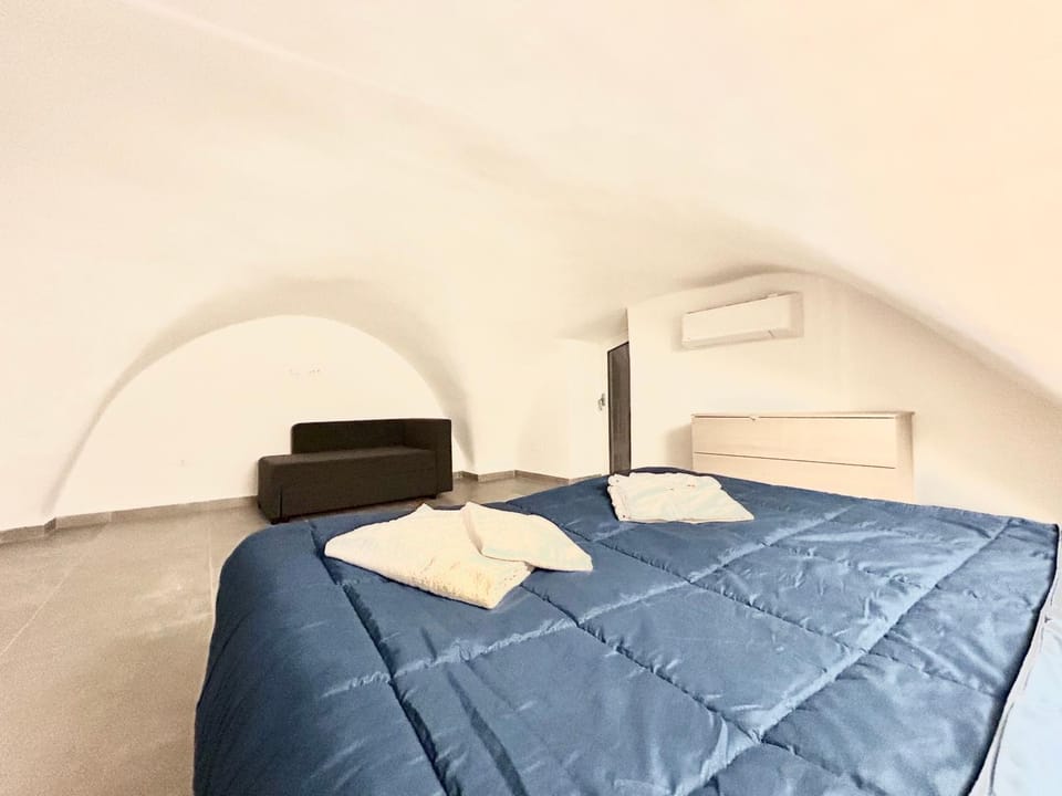 Bed, Photo of the whole room, Bedroom, air conditioner