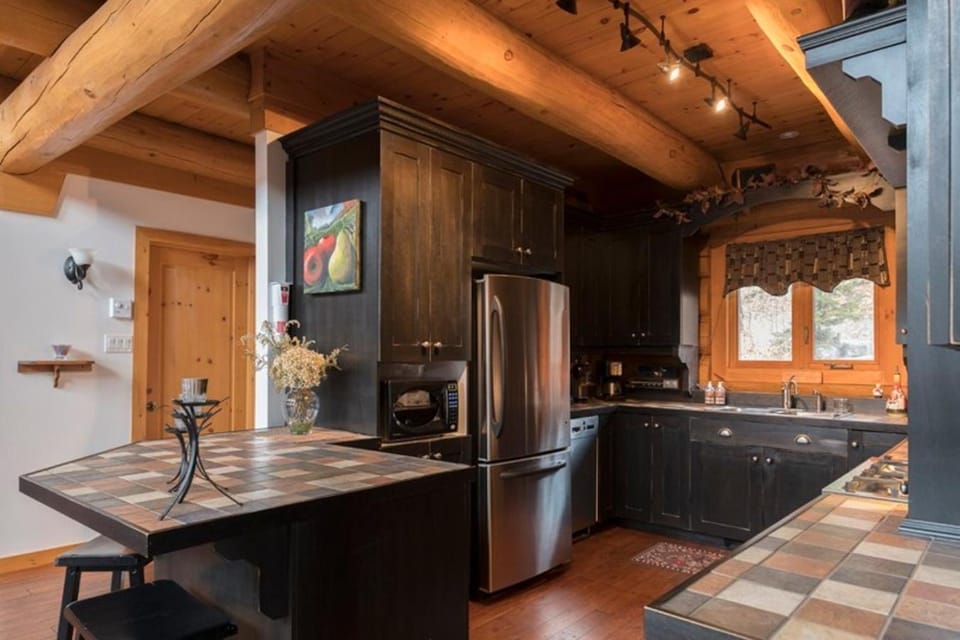 Spa - View - Scandinave chalet- Héritage Nature Chalet in Morin-Heights