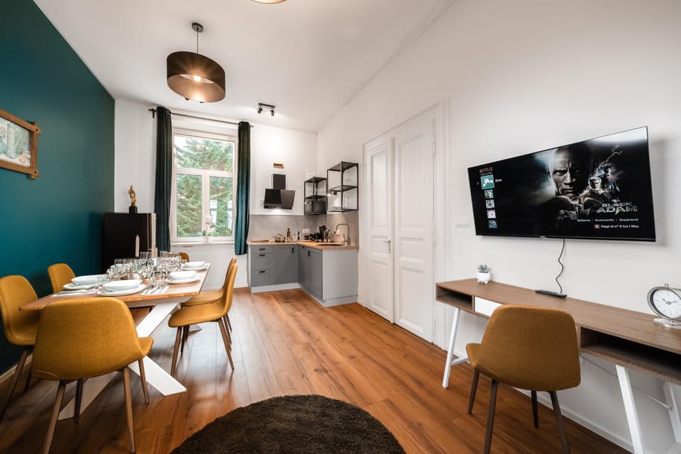 TV and multimedia, Kitchen or kitchenette, Living room, Seating area, Dining area