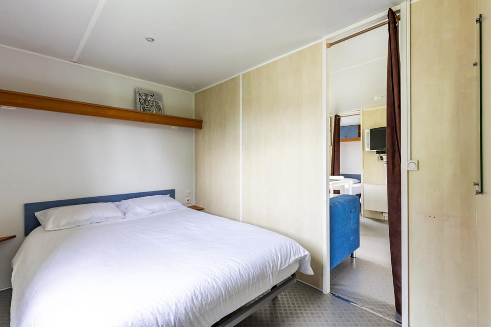 Property building, Living room, Bedroom