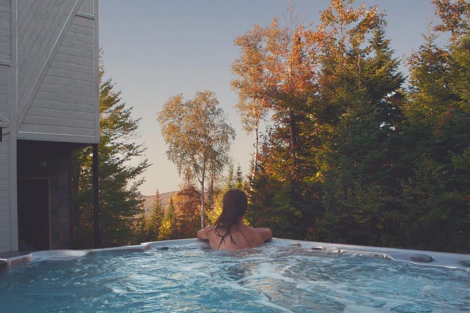 Spa, Heated Pool, Billiards & Firepit La Romane Chalet in Val-David