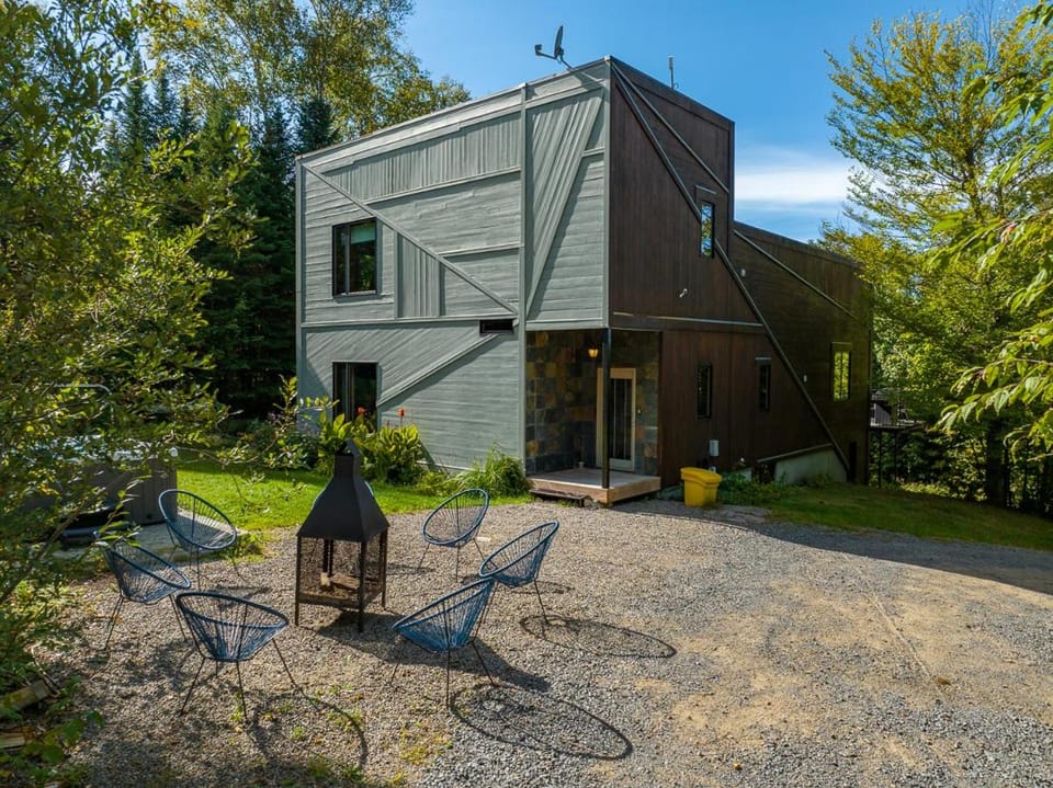 Spa, Heated Pool, Billiards & Firepit La Romane Chalet in Val-David
