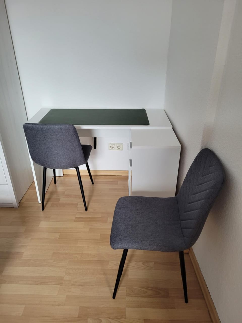 Photo of the whole room, Seating area