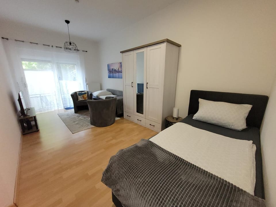 Patio, Communal lounge/ TV room, Bed, TV and multimedia, Living room, Photo of the whole room, wardrobe