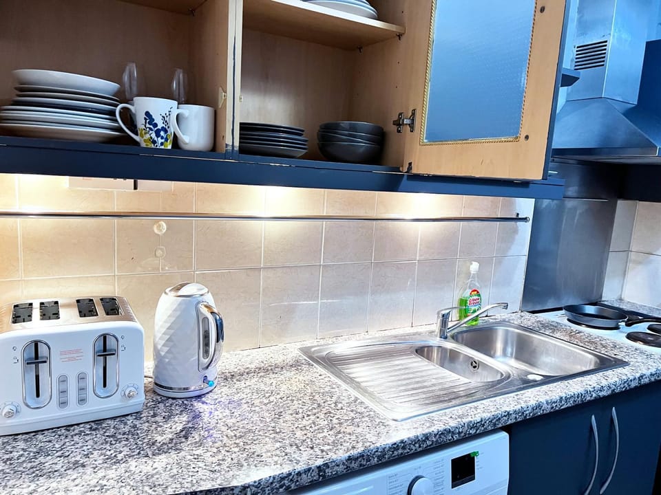 Centrally Located 3 Bed -Sleeps 9 - Free Parking Apartment in London Borough of Southwark