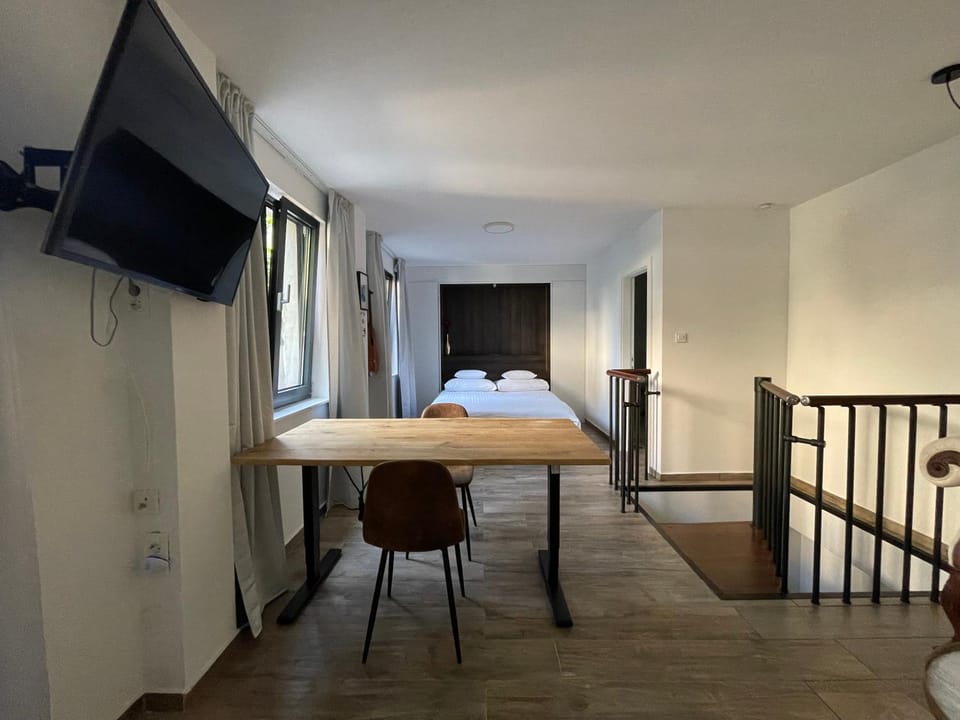 Bed, TV and multimedia, Bedroom