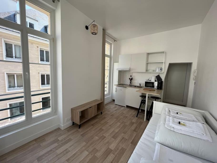 Iris YourHostHelper Apartment in Caen