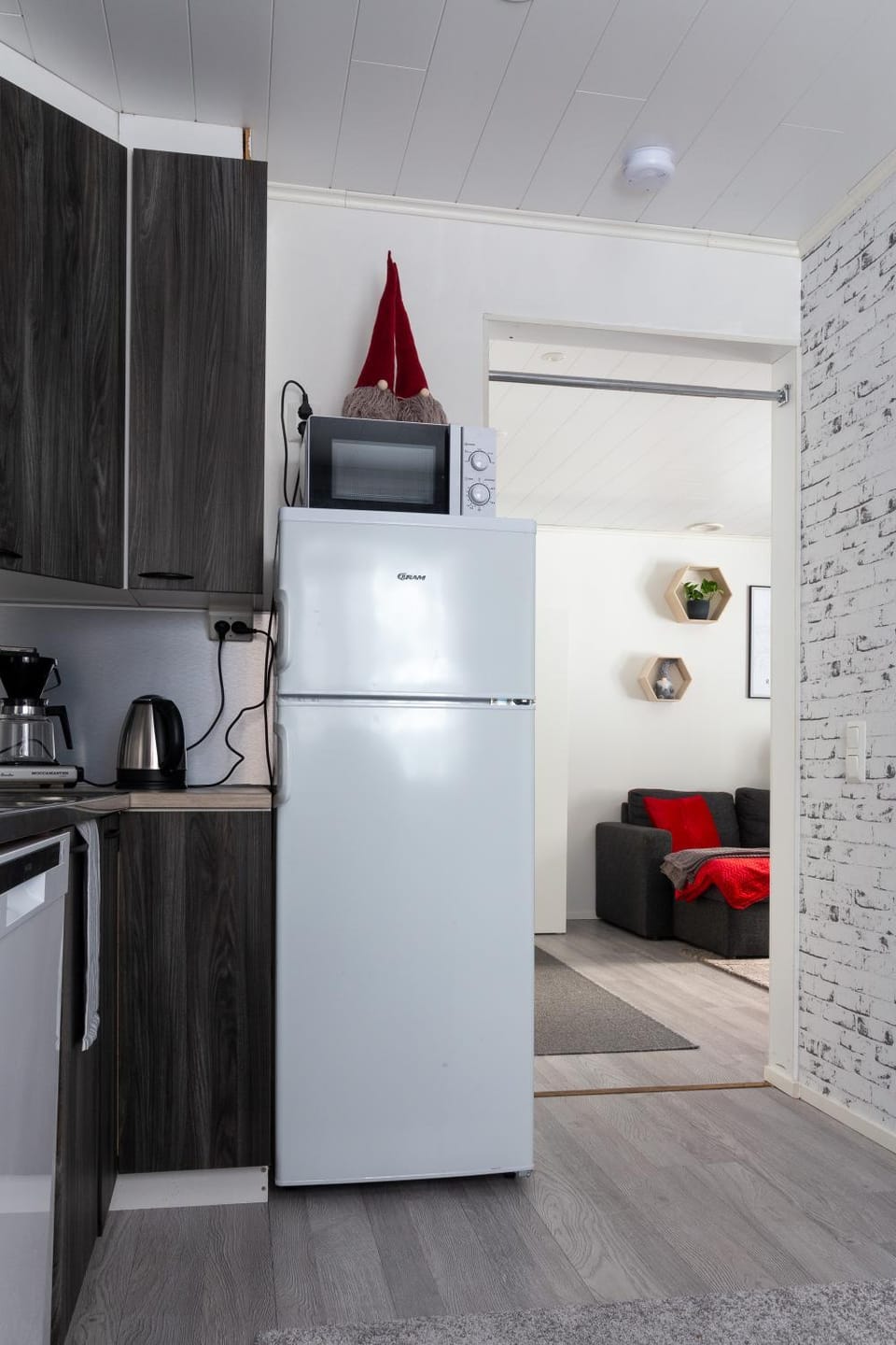 Kitchen or kitchenette, minibar