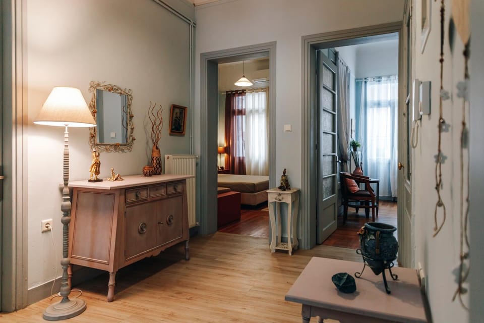 Monastiraki-Psiri, Old Town with spacious court yard Apartment in Athens