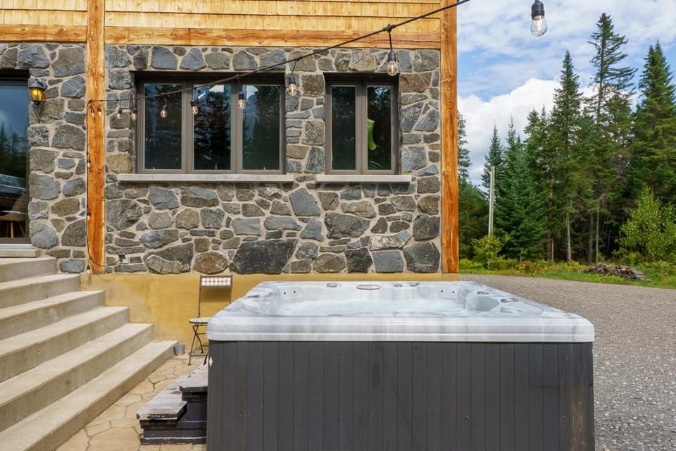 Le Maoli Near Lake & Beach, SPA, BBQ & Fireplace Chalet in Quebec
