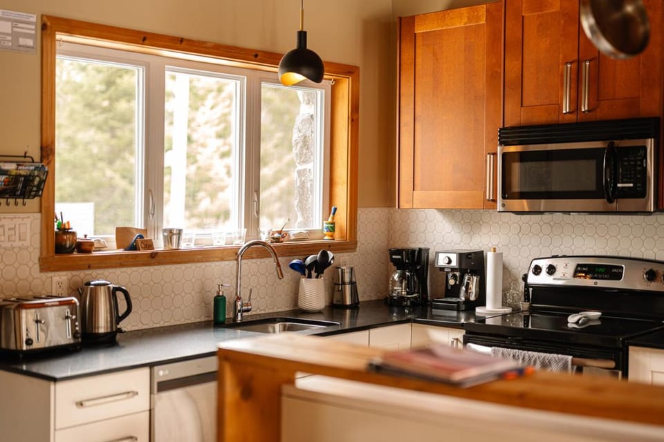 Le Maoli Near Lake & Beach, SPA, BBQ & Fireplace Chalet in Quebec
