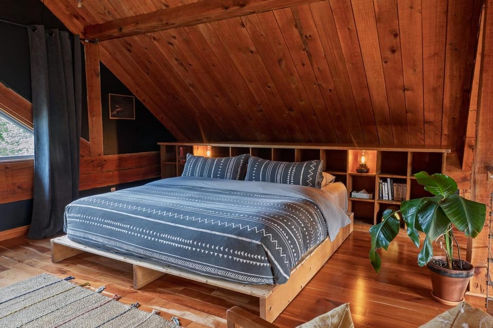 Le Maoli Near Lake & Beach, SPA, BBQ & Fireplace Chalet in Quebec