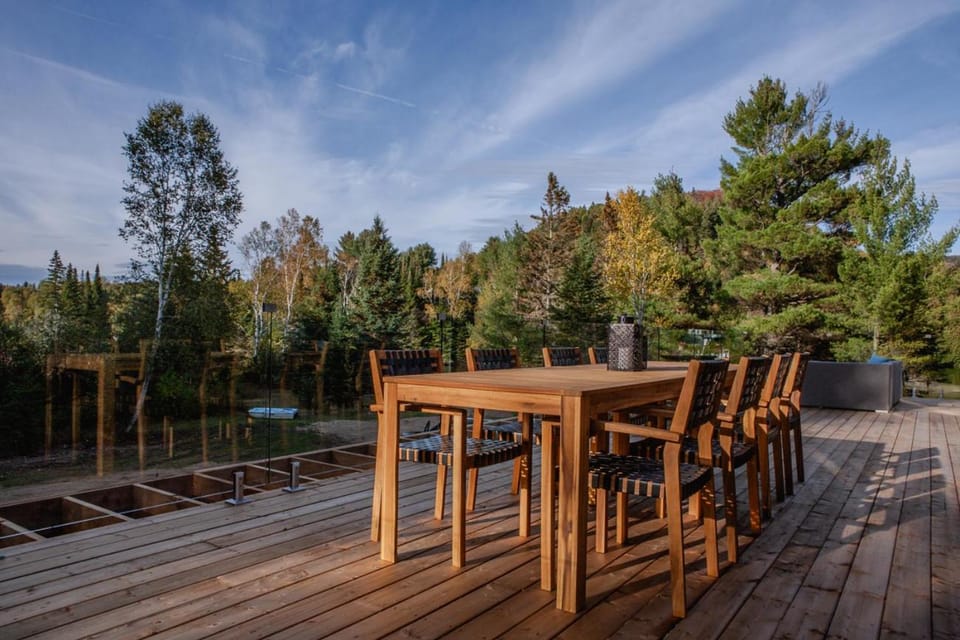 Le Roselin Spa, Billiards & Lake Ouareau Front Chalet in Saint-Donat