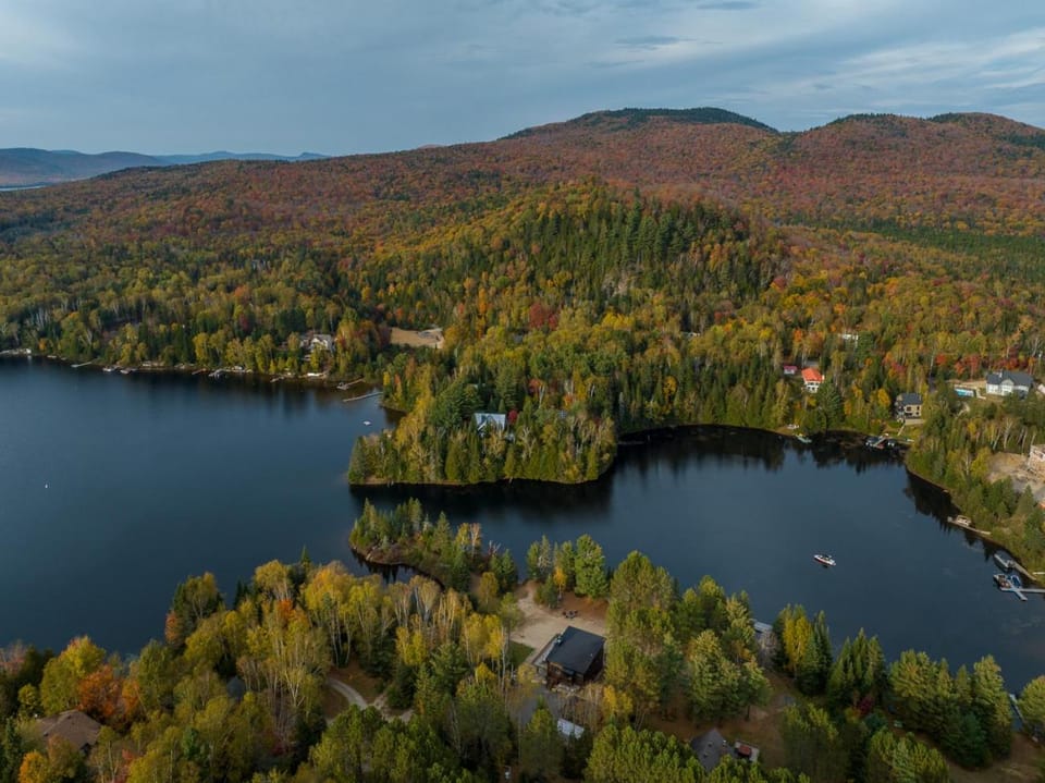 Le Roselin Spa, Billiards & Lake Ouareau Front Chalet in Saint-Donat