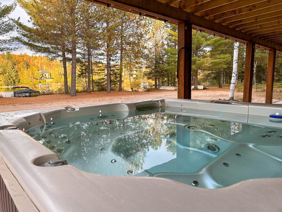 Le Roselin Spa, Billiards & Lake Ouareau Front Chalet in Saint-Donat