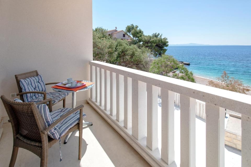 Day, View (from property/room), Balcony/Terrace, Dining area, Beach, Sea view