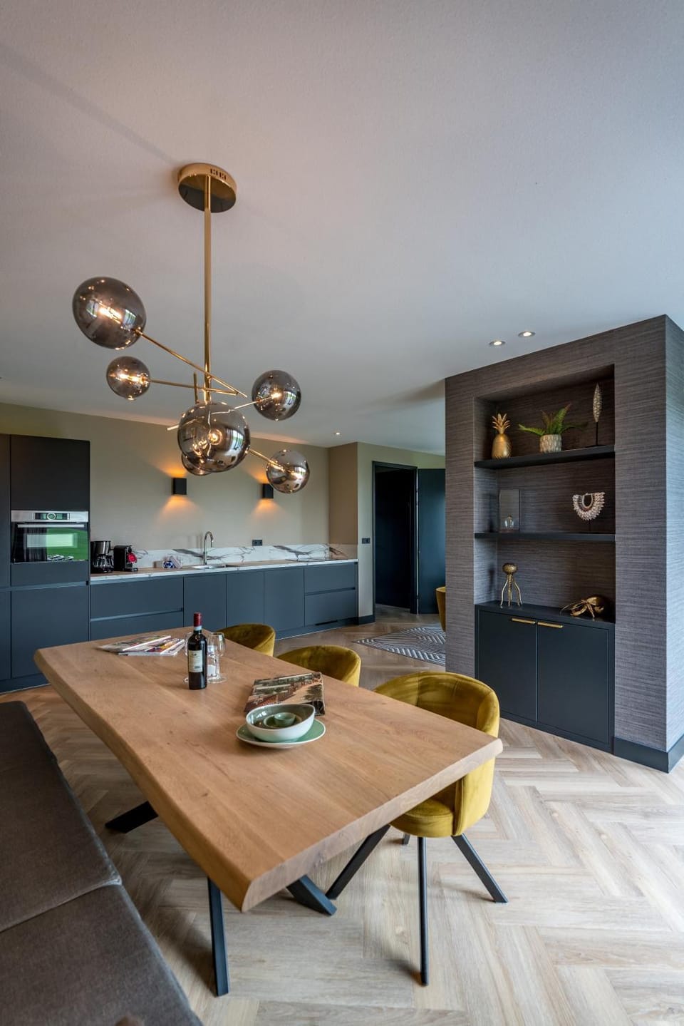 Kitchen or kitchenette, Dining area