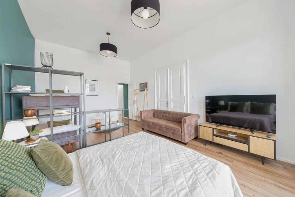 Bed, TV and multimedia, Seating area, Bedroom