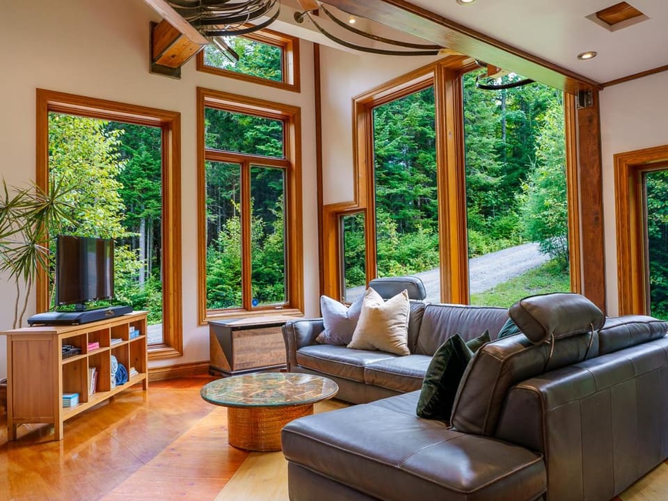 Le Sculptural Spa, billiards, firepit & pool Chalet in Val-David