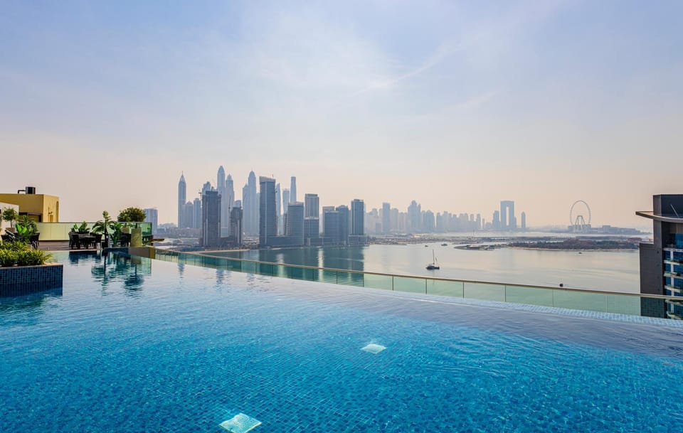 City view, Pool view, Sea view, Swimming pool