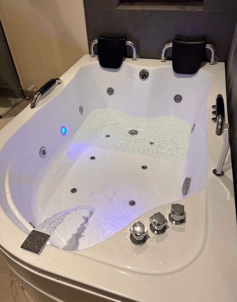 Casa Moderna Laureles con Jacuzzi y 7 Baños House in Medellin