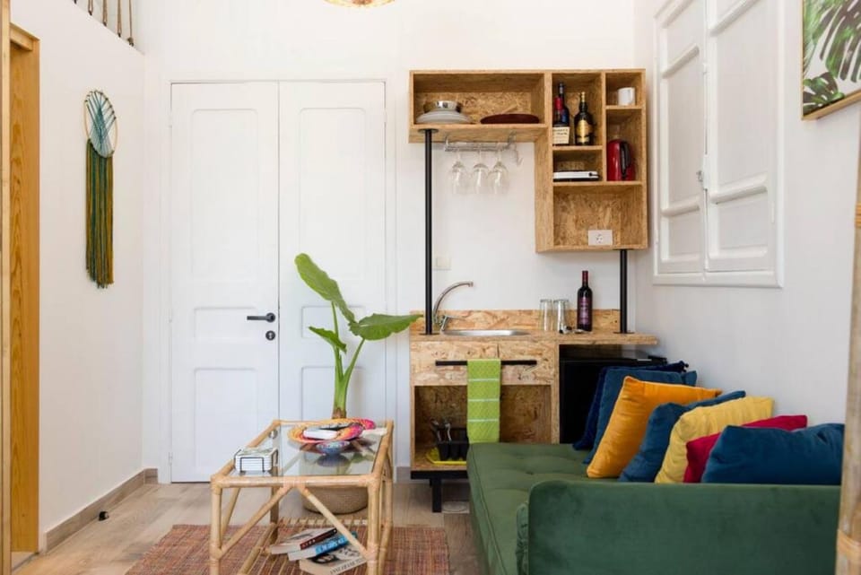 Kitchen or kitchenette, Seating area, stove
