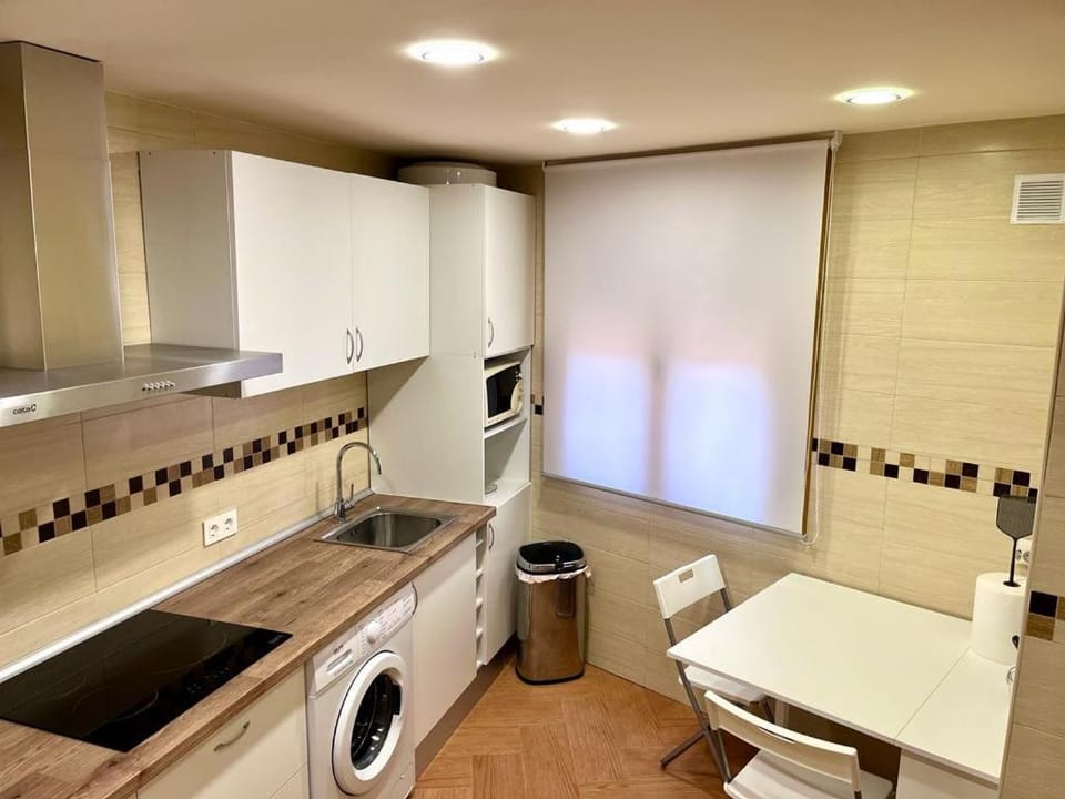 Kitchen or kitchenette, Dining area, minibar, washing machine