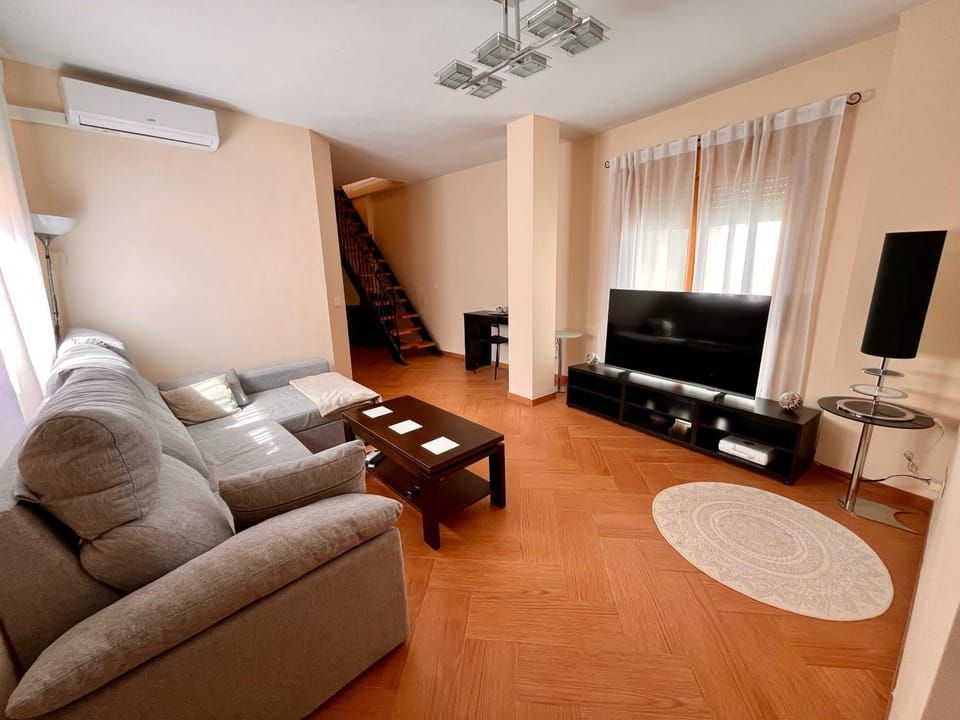 TV and multimedia, Living room, Seating area, Dining area, air conditioner