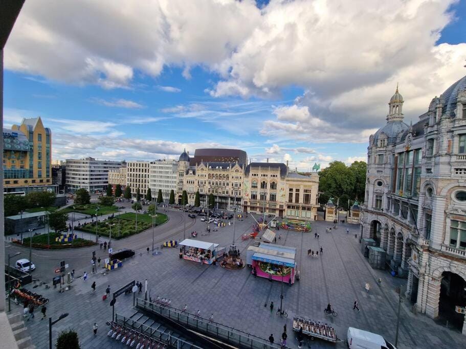 Stunning View + Japan Design Bed @ Central Station Apartment in Antwerp