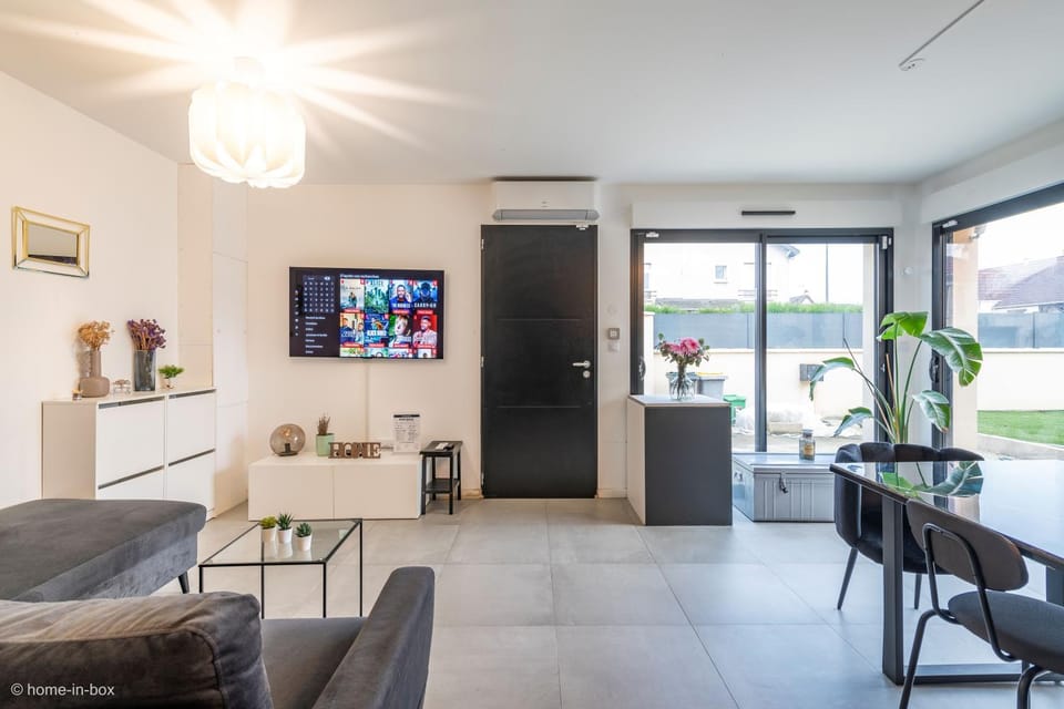 TV and multimedia, Living room, Seating area, air conditioner