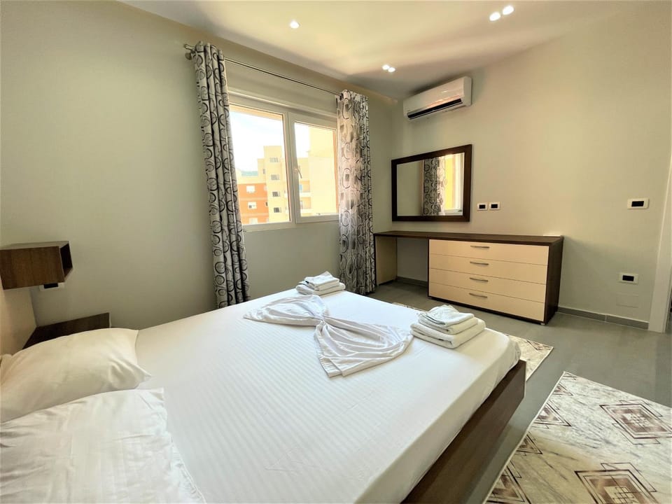 Bed, TV and multimedia, Photo of the whole room, Bedroom, towels, wardrobe, air conditioner