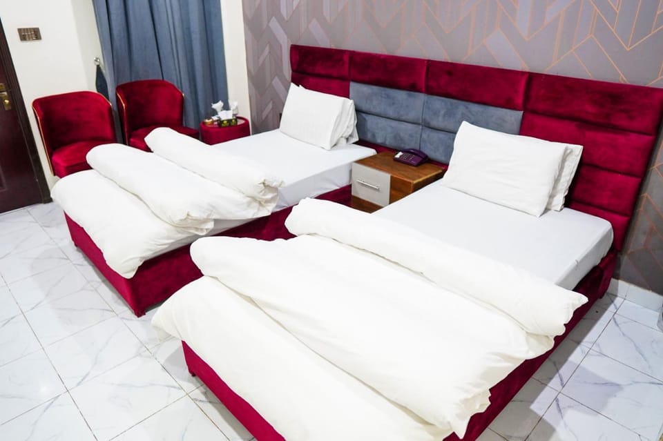 TV and multimedia, Living room, Seating area, Bedroom