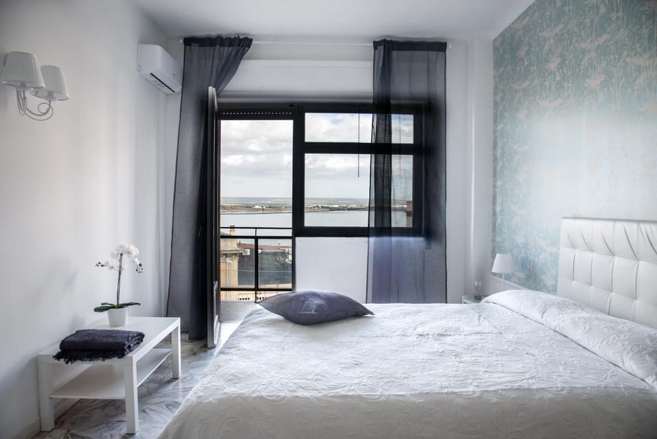 Bed, Balcony/Terrace, Photo of the whole room, Decorative detail, Bedroom, Sea view